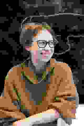 Porträt von Olga Noun im Gastatelier des Künstler:innenhauses, Foto: Sara Förster