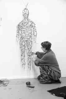 Olga Noun im Gastatelier des Künstler:innenhauses, Arbeit an dem Projekt