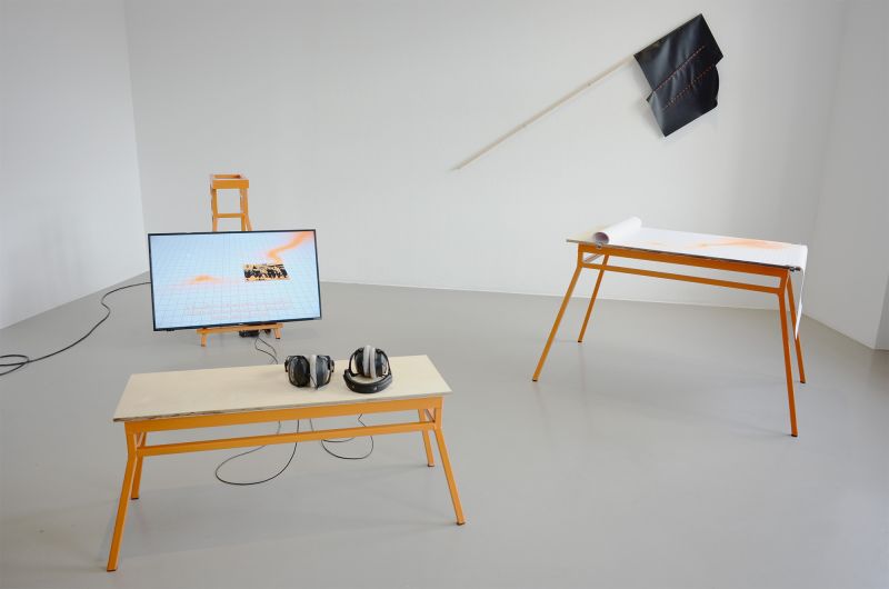 Henrik Nieratschker, *Geschichtung2: Black Flags*, Video Installation, 2024. Foto: Henning Frommeyer