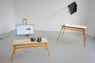 Henrik Nieratschker, *Geschichtung2: Black Flags*, Video Installation, 2024. Foto: Henning Frommeyer