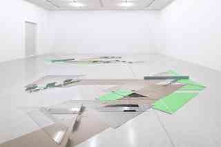 Dichroic-Folienbeschichtetes Glas, Glas, Kreidespray, Spiegel, Vinyl, Wellpappe, Grundfläche pro Form ca. 10 x 12 m, Installationsansichten Westfälischer Kunstverein, Münster
Fotos: Thorsten Arendt
Information

Fig. B sind zwei identische, aber zueinander um 45˚gedreht und 180˚ gespiegelte Formen, die mit je einer Grundfläche von ca. 10 x 12 m auf dem Boden liegen.