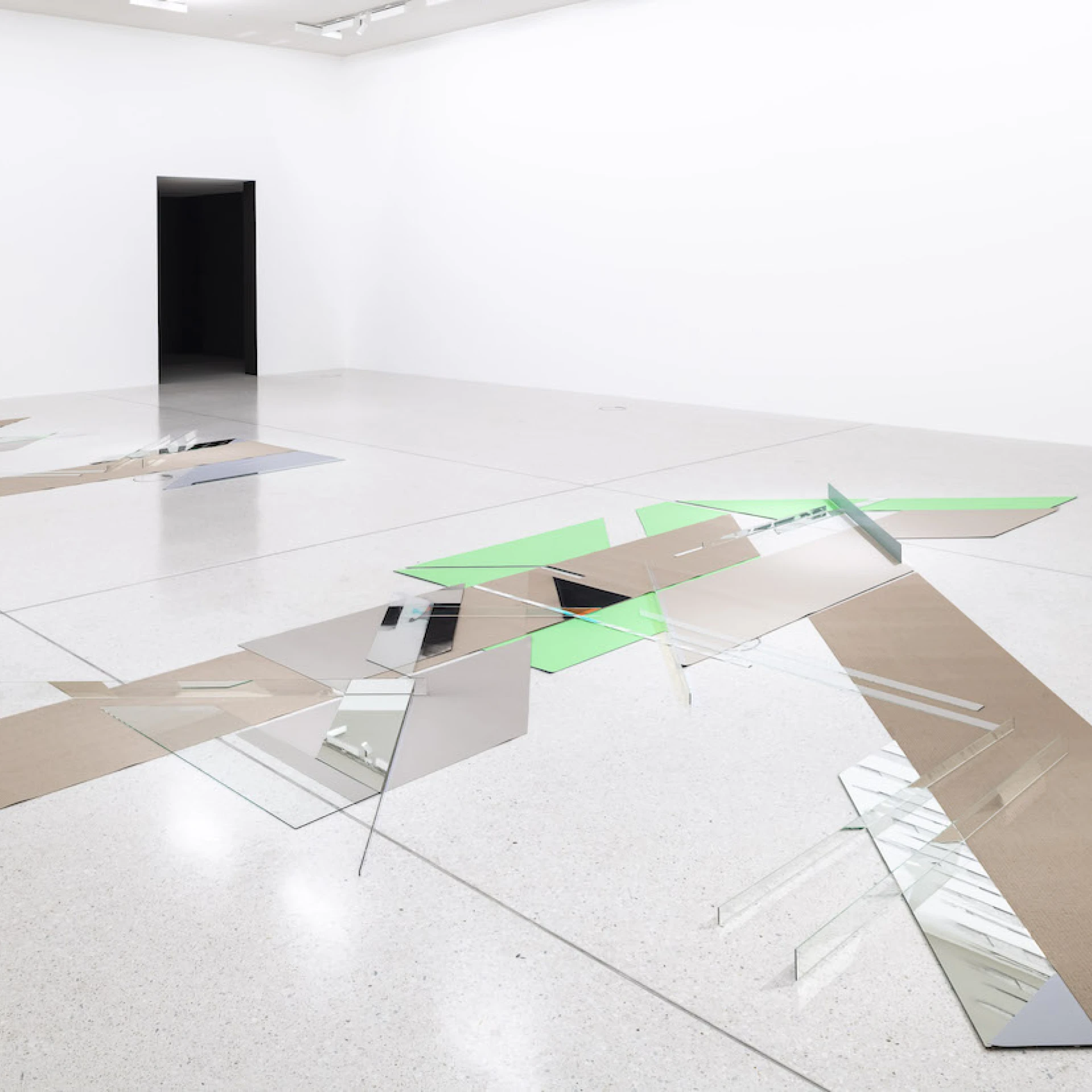 Dichroic-Folienbeschichtetes Glas, Glas, Kreidespray, Spiegel, Vinyl, Wellpappe, Grundfläche pro Form ca. 10 x 12 m, Installationsansichten Westfälischer Kunstverein, Münster
Fotos: Thorsten Arendt
Information

Fig. B sind zwei identische, aber zueinander um 45˚gedreht und 180˚ gespiegelte Formen, die mit je einer Grundfläche von ca. 10 x 12 m auf dem Boden liegen.