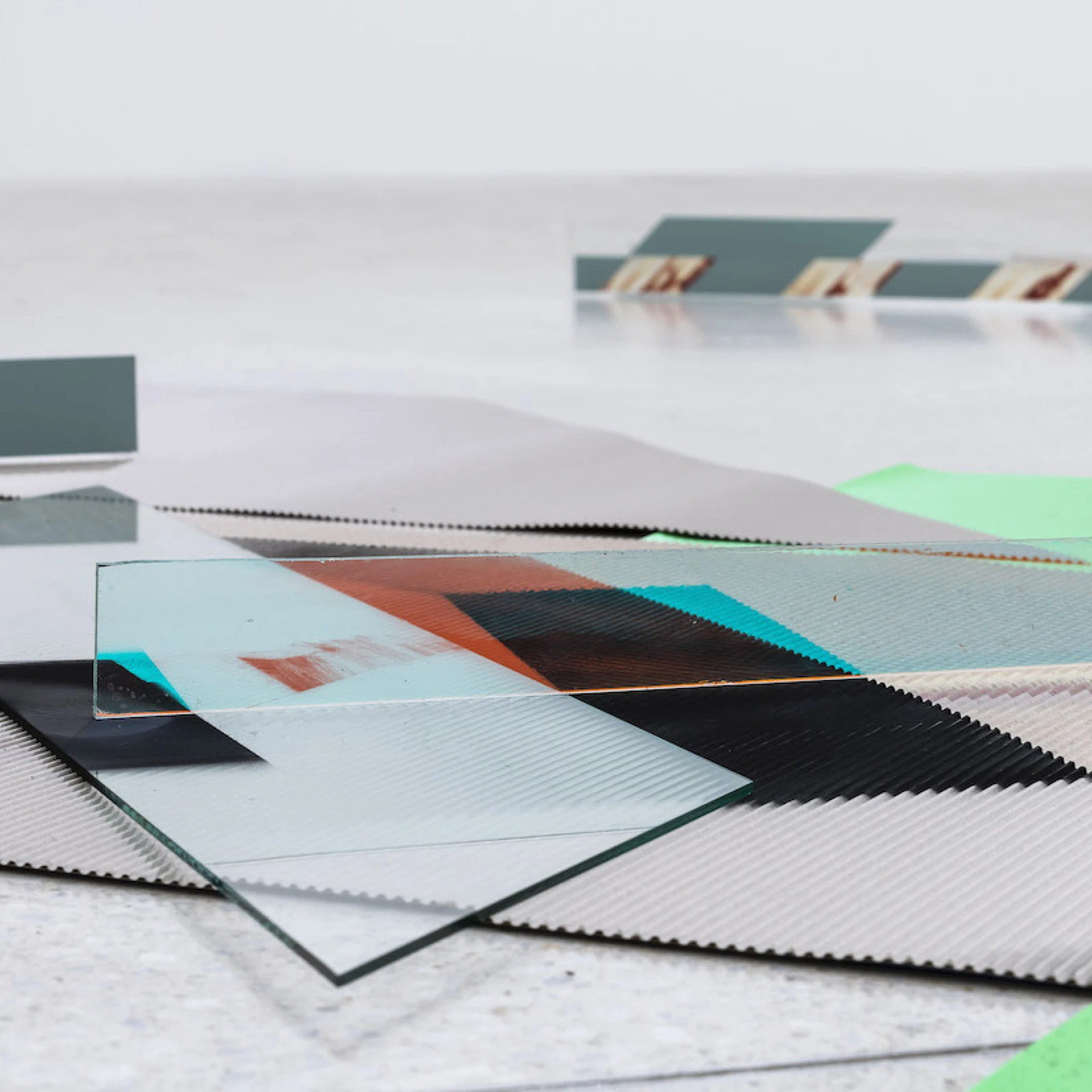 Dichroic-Folienbeschichtetes Glas, Glas, Kreidespray, Spiegel, Vinyl, Wellpappe, Grundfläche pro Form ca. 10 x 12 m, Installationsansichten Westfälischer Kunstverein, Münster
Fotos: Thorsten Arendt
Information

Fig. B sind zwei identische, aber zueinander um 45˚gedreht und 180˚ gespiegelte Formen, die mit je einer Grundfläche von ca. 10 x 12 m auf dem Boden liegen.