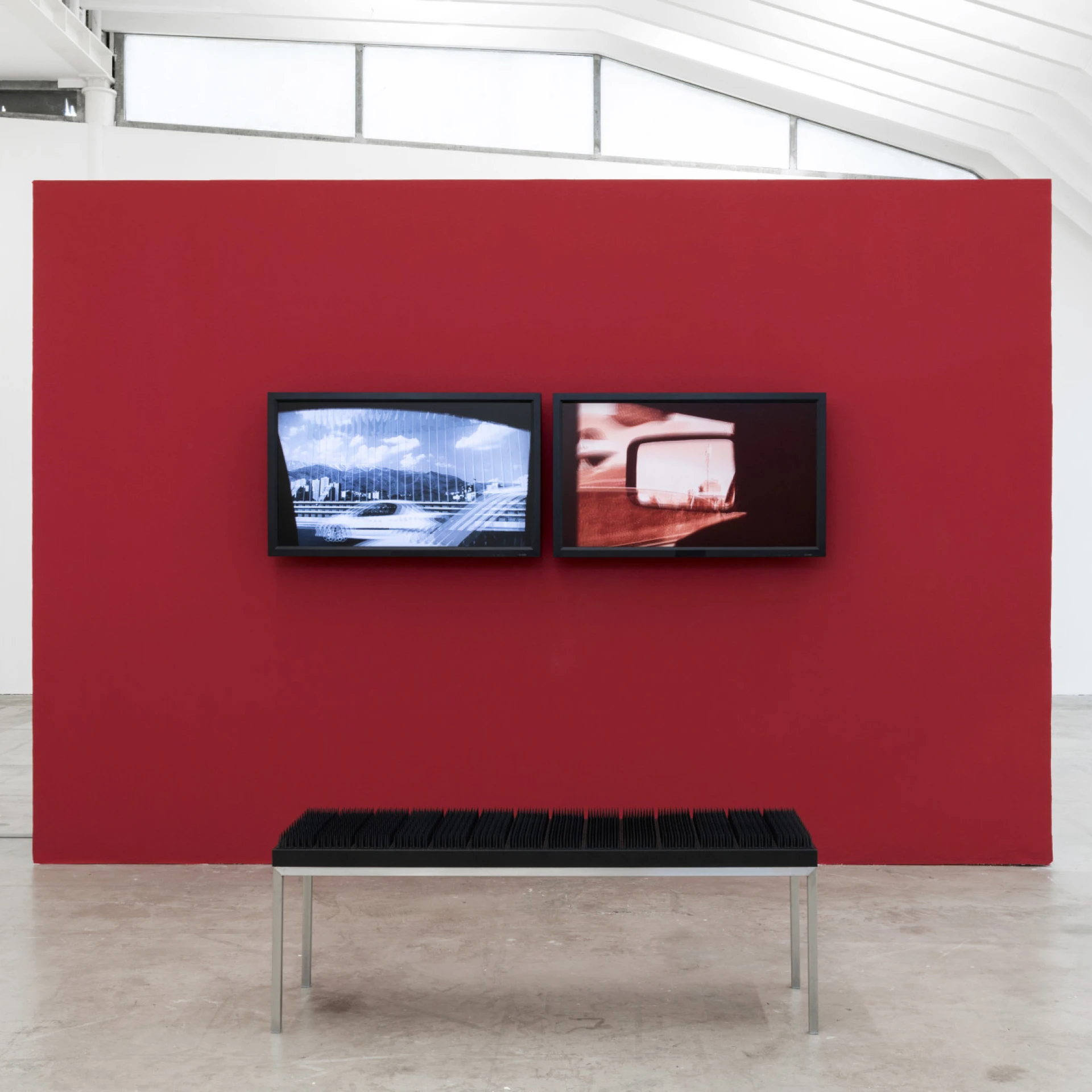 *degrees of freedom*, 7:07 Min. | Endlosschleife | Zweikanal-Videoinstallation, mit Vogelschutzspitzen versehene Metallbank, Foto: Jens Weyers