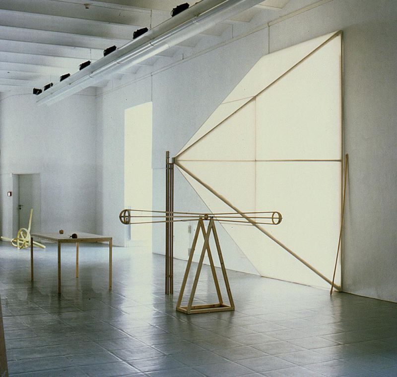 *Anordnung zur Vermengung zweier Größen II*, nettle fabric, pine wood, spruce wood, tracing paper, mousetrap, MDF, beech wood, play figure