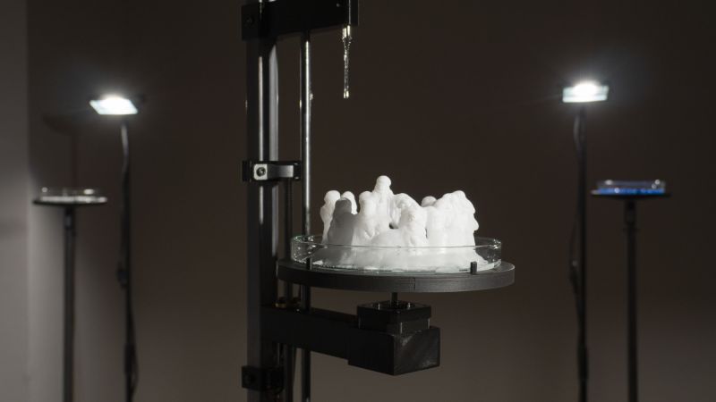 *Crystal World*, Künstlerisch orientierte Forschung über die Möglichkeiten neu geformter Materialien im Anthropozän, 2021