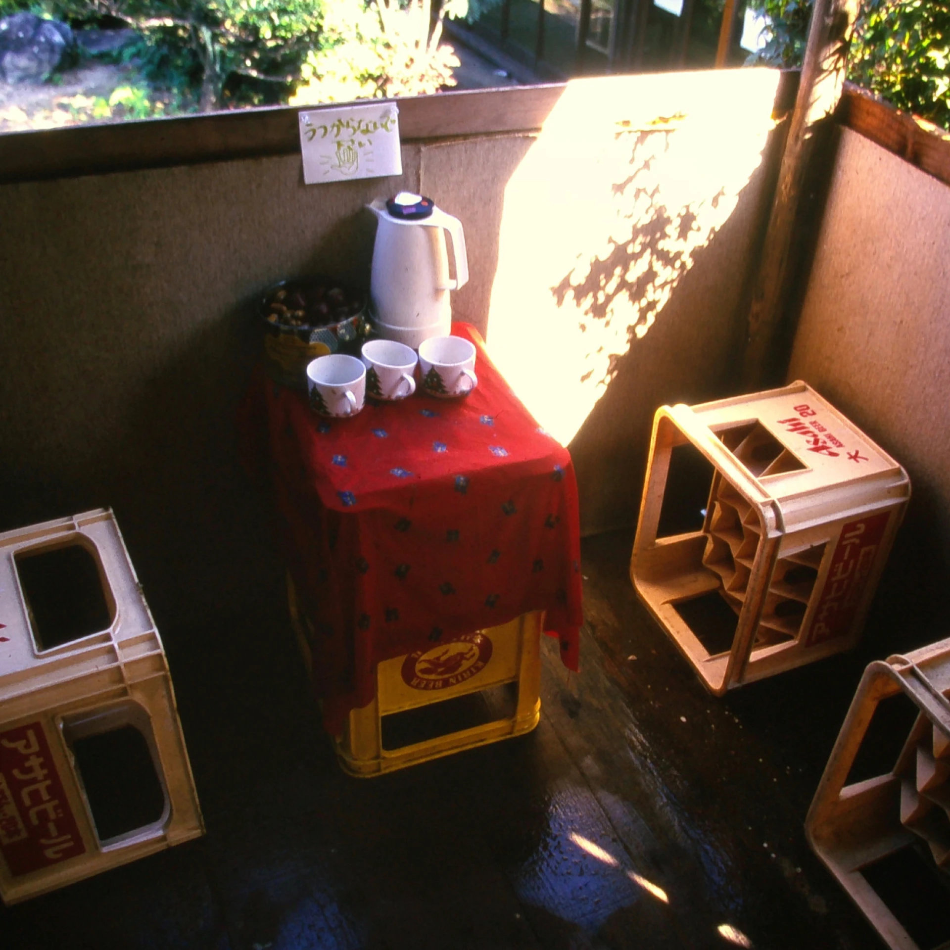 *Hochsitz innen*, 1999, 180 x 180 x 200 cm, acorns, beer crates, thermos flask, mug