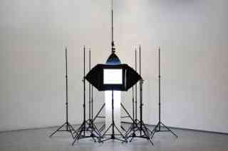 processed_work, 2014
Installationsstative, Video-Guide, Sockel, Studio-Softboxen, Webseite, Titelschilder