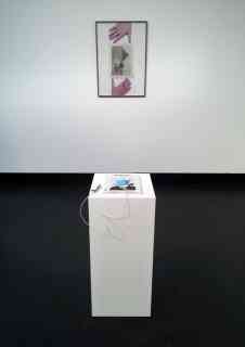 Art Review, 2017
Art Review, Issue September 2016
iPhone 5s white, USB Powerbank, Video-Dokumentation, Instagram Publikationen eines Ausstellungsrundgangs, die ein Augmented Reality 3D Model von Marcel Duchamp ́s Fountain Piece zeigen.