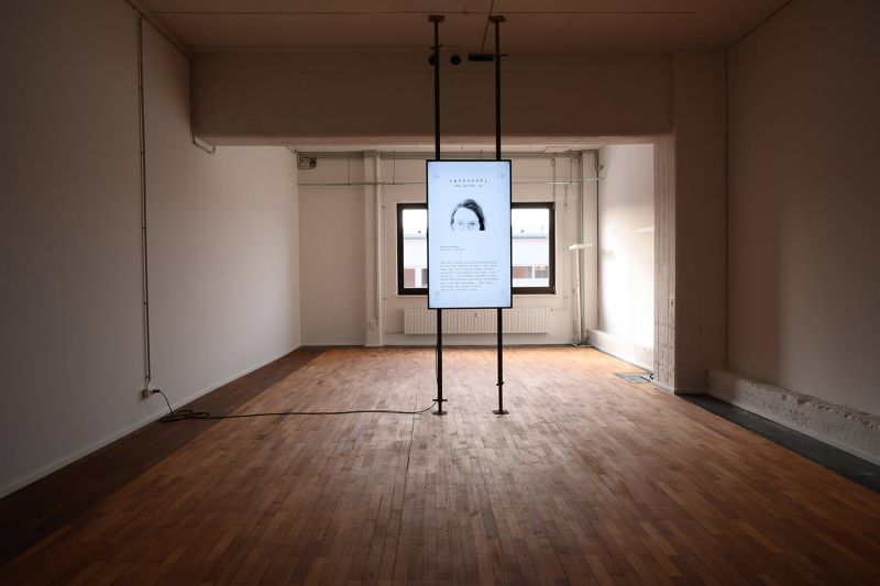 *[ p r e s e n t ] the artist is*
Videoinstallation, 30 min., 2022
FPhoto: Kerstin Rolfes