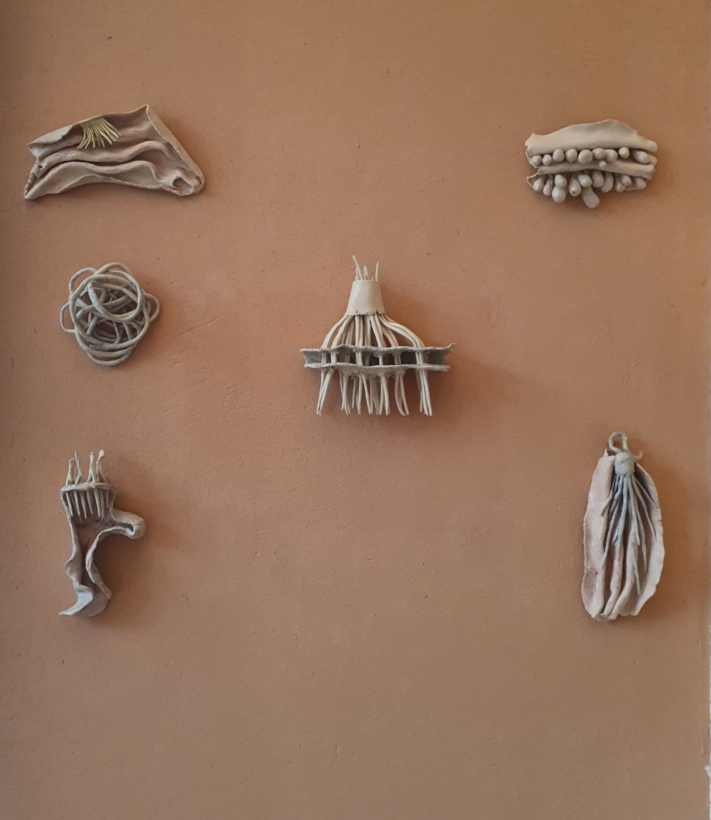 *Mein ganz persönlicher Riechzirkus*, 2020, 11 Keramikobjekte, Max. 19 x 15 x 6 cm
Foto: Veronika Maier