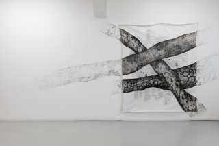 *Du brauchst nicht zu antworten*, 2025, Kohle und Pastel auf Leinwand
216 x 180 cm, Foto: Gabriela Valdespino