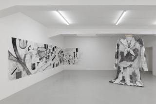 *uni*, 2025, Installation (Kohle auf Papier, Animation), 256 x 160 x 120 cm
*nacheinander*, 2025, Kohle auf Papier, 150 x 755 cm
Foto: Gabriela Valdespino