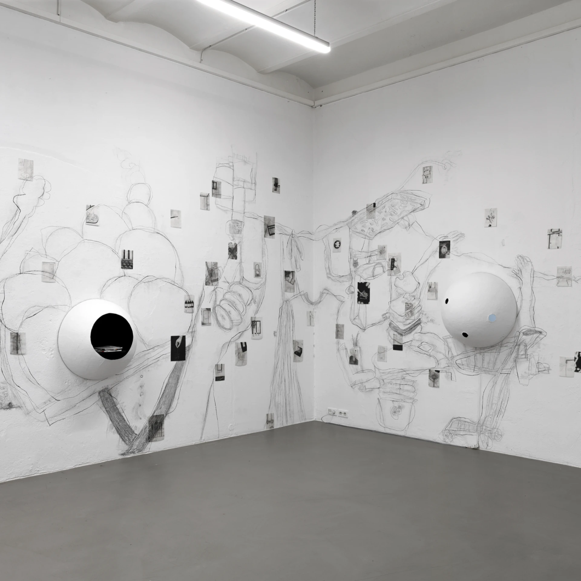 *Für immer*,  2025, Installation (Animation Spheres, Papiermaché, Mixed Media), Foto: Jens Weyers