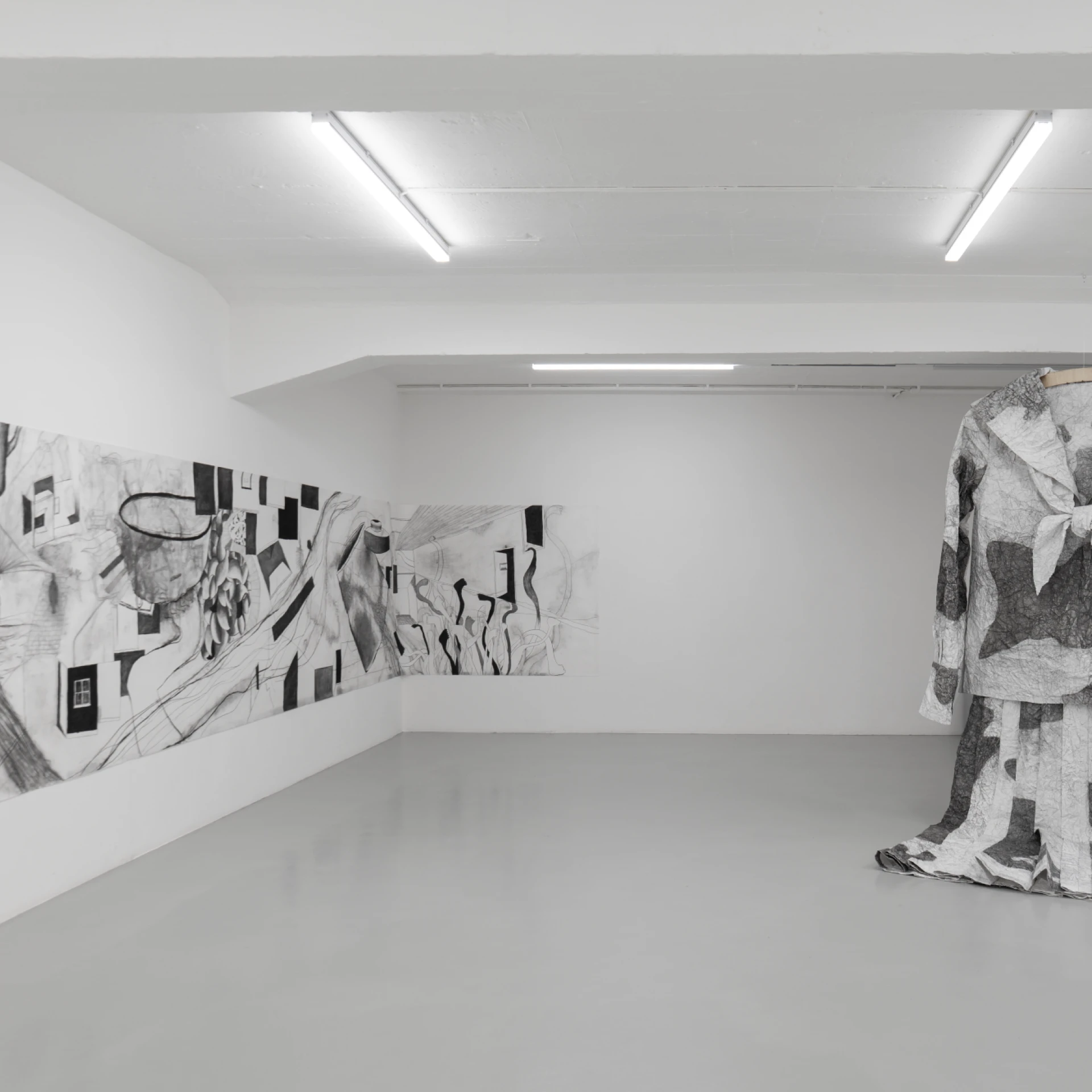 *uni*, 2025, Installation (Kohle auf Papier, Animation), 256 x 160 x 120 cm
*nacheinander*, 2025, Kohle auf Papier, 150 x 755 cm
Foto: Gabriela Valdespino