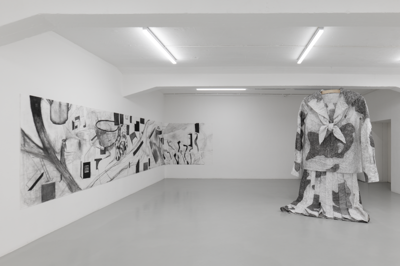 *uni*, 2025, installation (charcoal on paper, animation), 256 x 160 x 120 cm
*nacheinander*, 2025, charcoal on paper, 150 x 755 cm
Photo: Gabriela Valdespino
