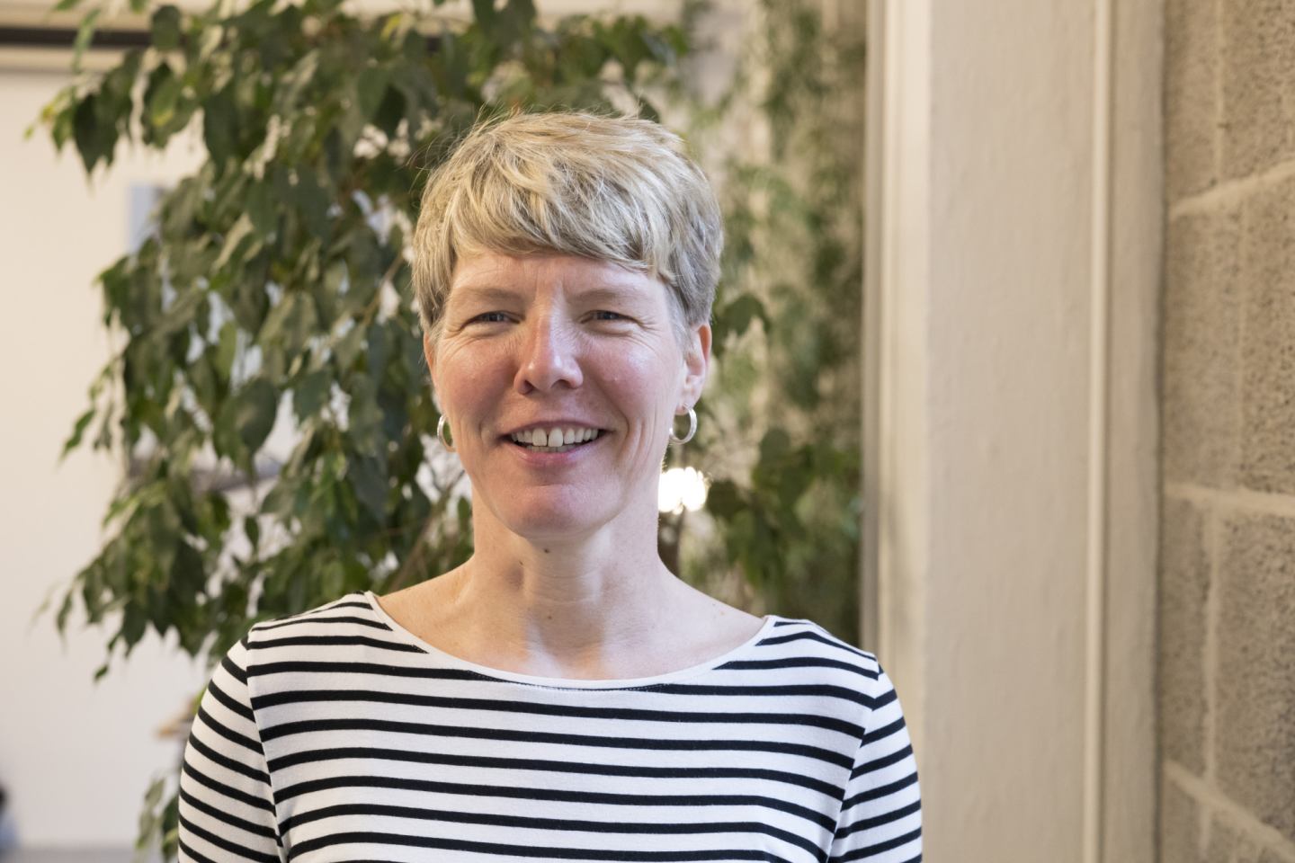 Texterin Petra Schröder, Büro im Mittelhaus des Gebäudes.